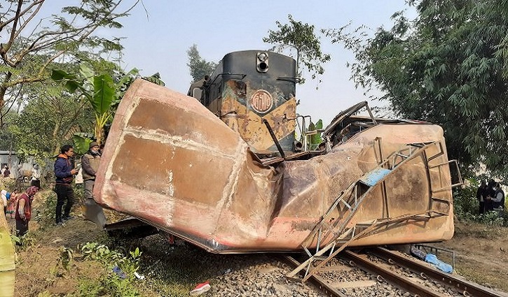 জয়পুরহাটে ট্রেনের ধাক্কায় ১২ বাস যাত্রী নিহত