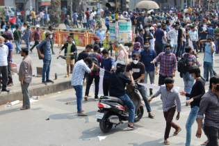 শিক্ষার্থীদের সড়ক অবরোধে নাগরিক ভোগান্তি