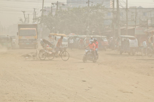 আবারও বায়ুদূষণে শীর্ষে ঢাকা