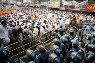 ফরাসি দূতাবাস ঘেরাও কর্মসূচি, পুলিশের বাধা