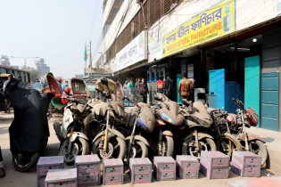 অপরিকল্পিত পার্কিংয়ে দুর্ভোগ-যানজট