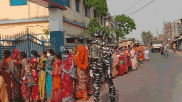 পশ্চিমবঙ্গে প্রথম দফায় ভোটগ্রহণ চলছে