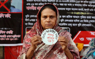 ফুলেল শ্রদ্ধায় তাজরীনে অগ্নিকাণ্ডের নিহতদের স্মরণ