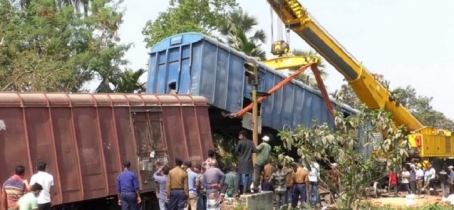 কুষ্টিয়ায় মালবাহী ট্রেন দুর্ঘটনা তদন্তে দুই কমিটি, বরখাস্ত ১