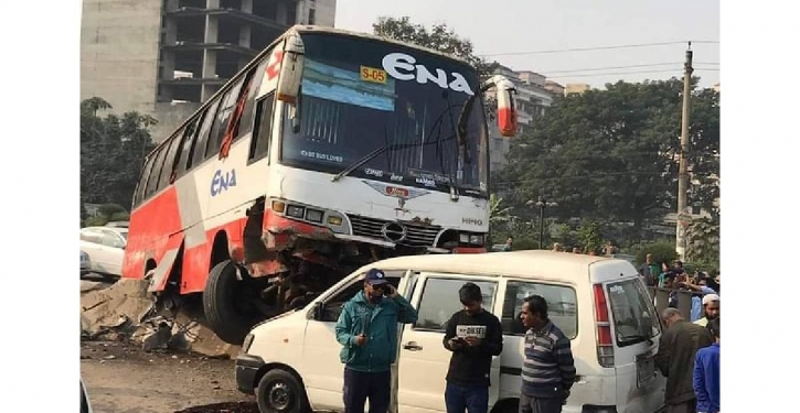 Ena Paribahan bus goes over road divider