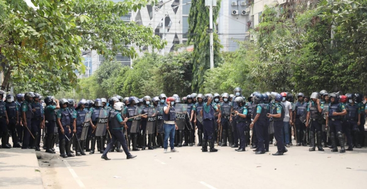 RMG workers block Mirpur, Uttara roads demanding wage hike