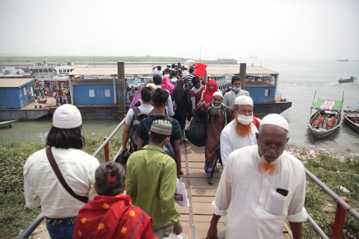 In Pictures: Homebound people at Mawa ghat