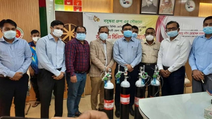 Bashundhara Group donates 100 oxygen cylinders to Narsingdi hospital