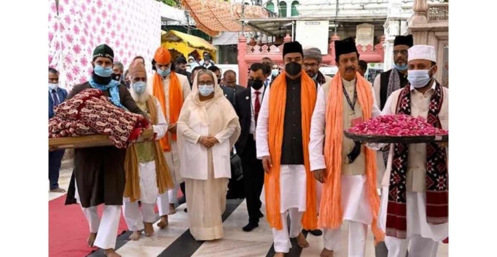 PM Hasina offers prayer at Nizamuddin Dargah