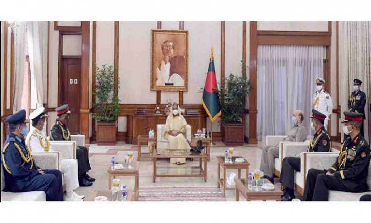 Chiefs of three services meet PM