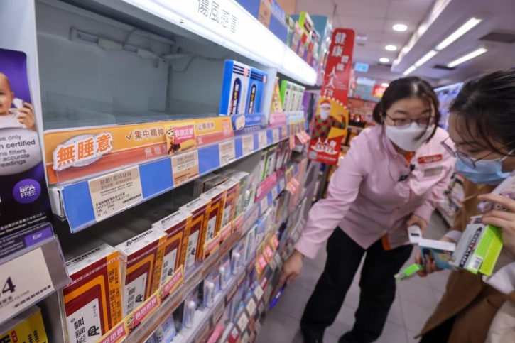 China Covid: ’Panic-buying’ and shortages as restrictions are eased