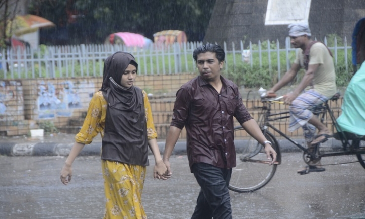 Rain drenches Dhaka, brings respite from sizzling heat