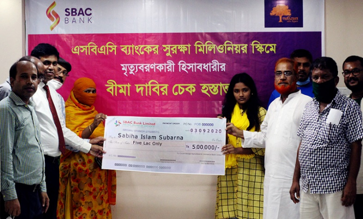 SBAC pays Tk5 lakh to a depositor