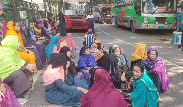 RMG workers block a road in Arambagh for wage