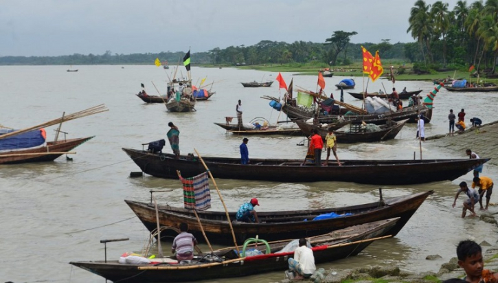 মধ্যরাতে ইলিশ শিকারে নামছেন জেলেরা