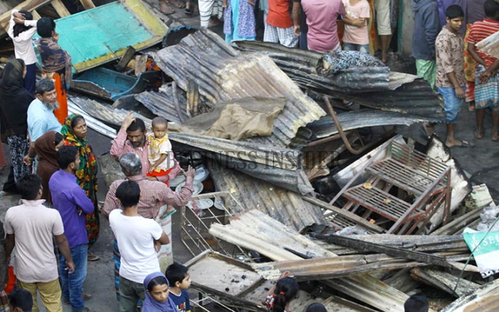 আগুনে নিঃস্ব কালশী বস্তিবাসি