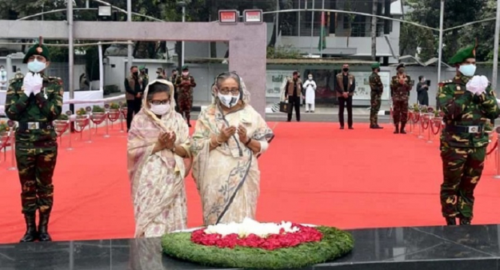 বঙ্গবন্ধুর প্রতিকৃতিতে প্রধানমন্ত্রীর শ্রদ্ধা