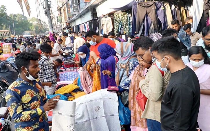 ফুটপাতে জমে উঠেছে শীতের কাপড়ের ব্যবসা