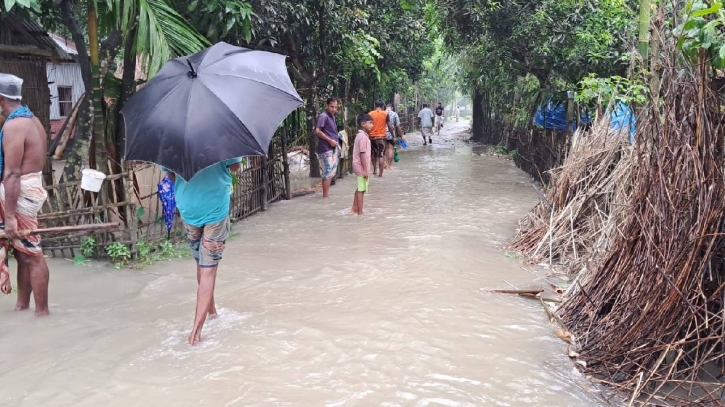 Flood washes away spur dam in Teesta River; over 500 houses submerged