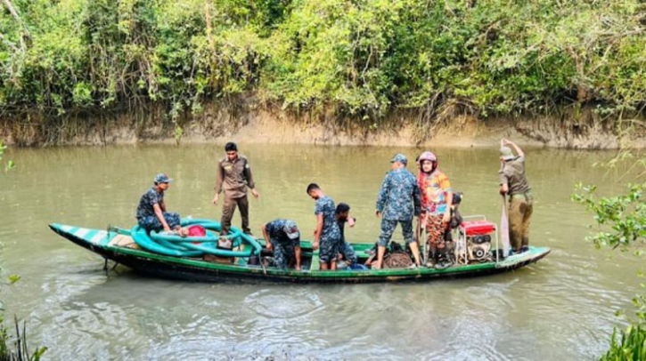 সুন্দরবনের আগুন নেভাতে যোগ দিয়েছে নৌ ও বিমানবাহিনী