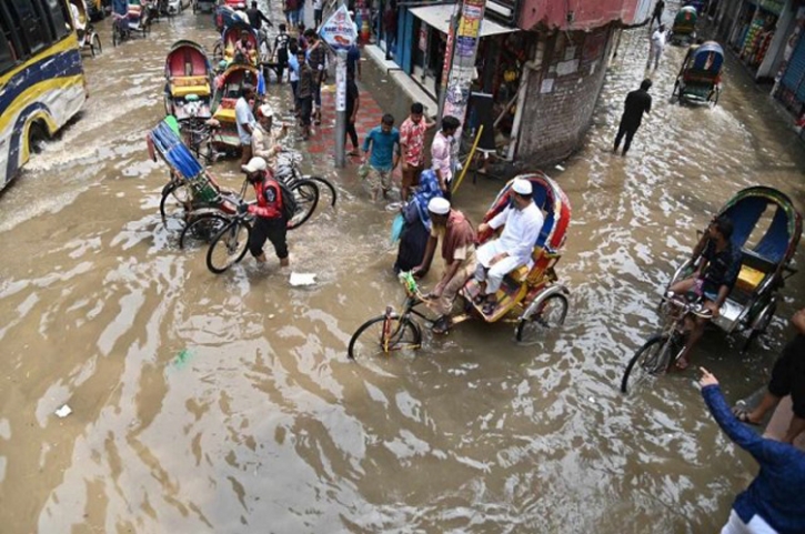 এক ঘণ্টার ৮৭ মিলিমিটার বৃষ্টিতে ঢাকার বিভিন্ন রাস্তায় পানি