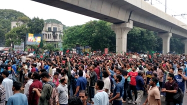 কোটাবিরোধী আন্দোলন: পুলিশের ব্যারিকেড ভেঙে শাহবাগে শিক্ষার্থীরা