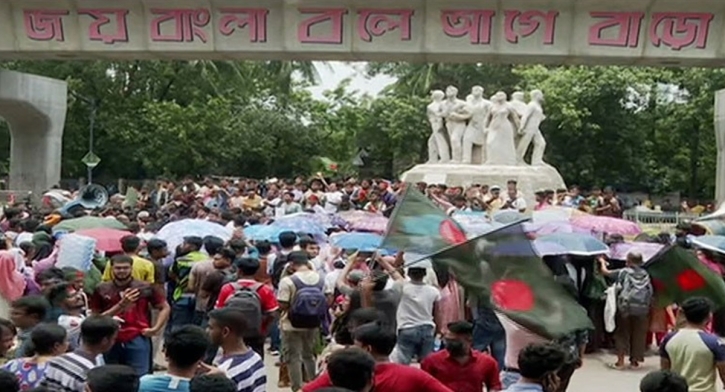 রাজু ভাস্কর্যের পাদদেশে বিক্ষোভ করছেন কোটা আন্দোলনকারীরা