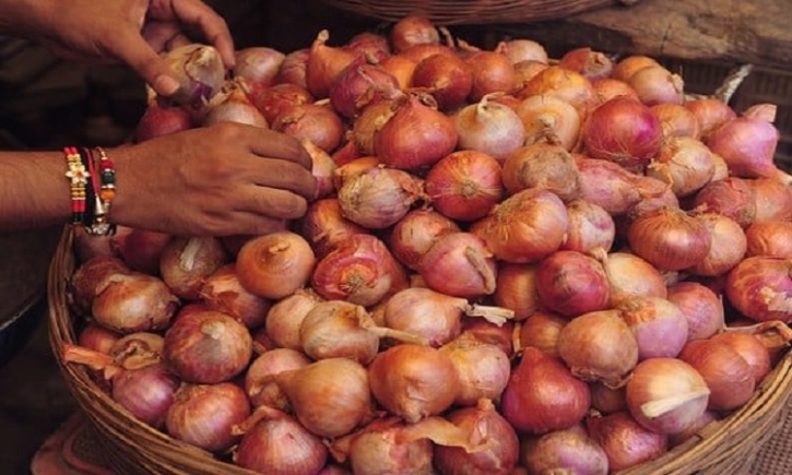 India lifts ban on onion export