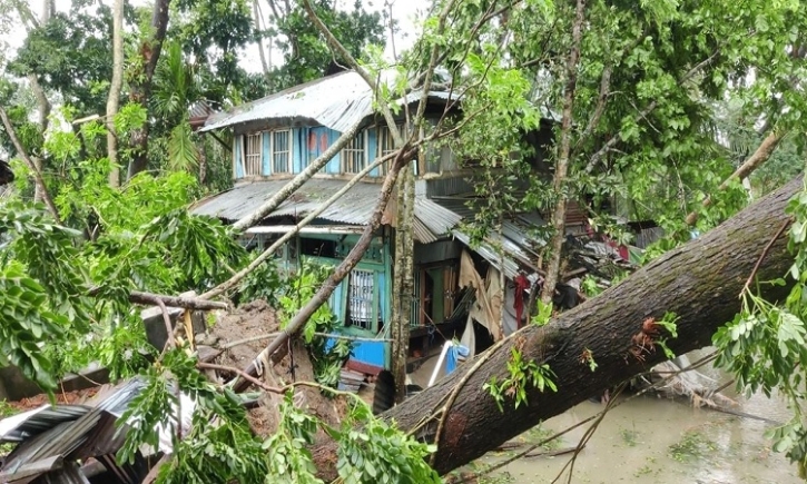 Cyclone kills over 10 lashing Bangladesh coastlines