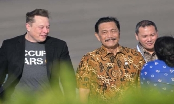 Tycoon Musk touches down in Bali for Starlink launch