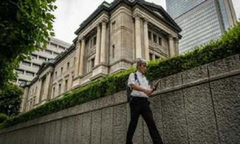 Asian investors trade cautiously ahead of central bank decisions