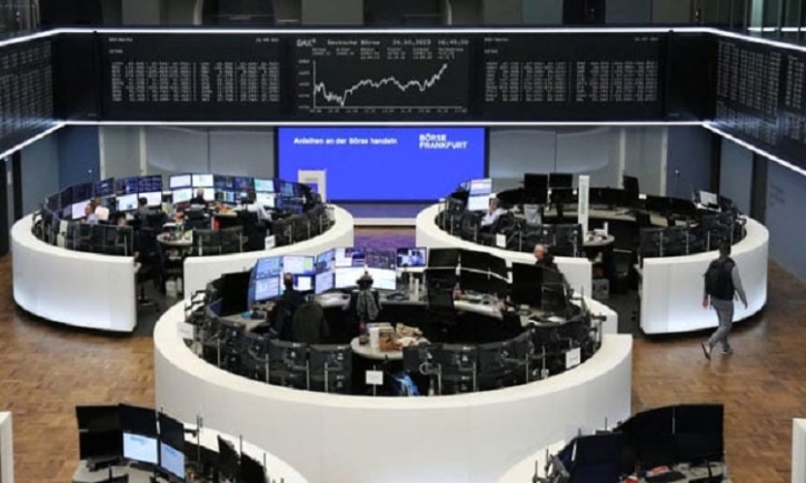 Europe’s main stock markets fall further at open