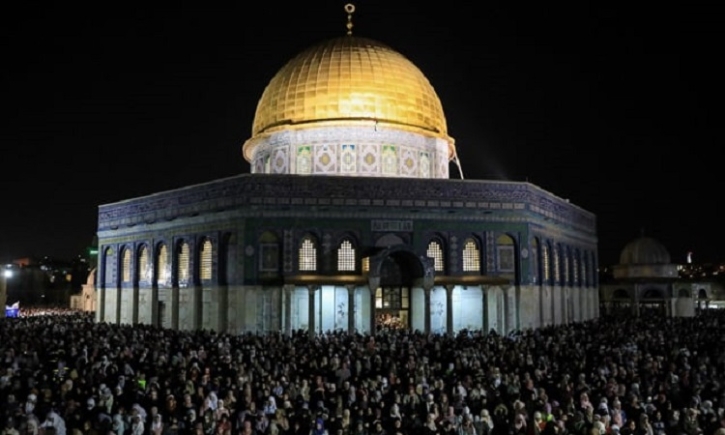 Palestinian Muslims mark sad and tense ’holiest Ramadan night’ in Jerusalem