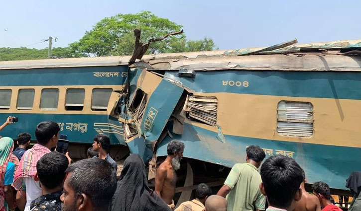 গাজীপুরে দুই ট্রেনের মুখোমুখি সংঘর্ষ